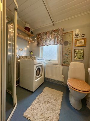 Stuga med sjöutsikt genom trädtopparna - Bild 13