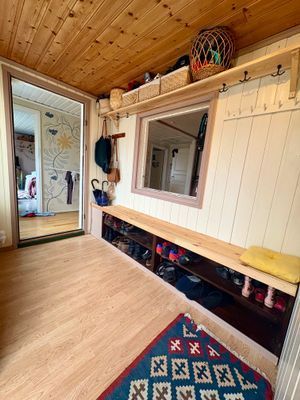 Stuga med sjöutsikt genom trädtopparna - Bild 7