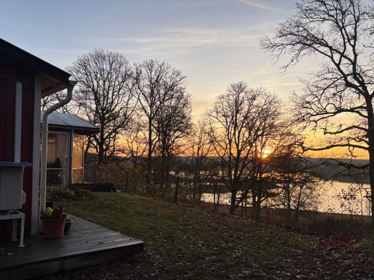 Stuga med sjöutsikt genom trädtopparna - Bild 22