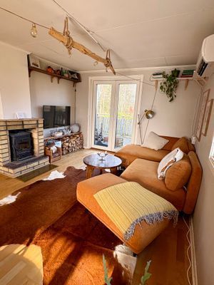 Stuga med sjöutsikt genom trädtopparna - Bild 18