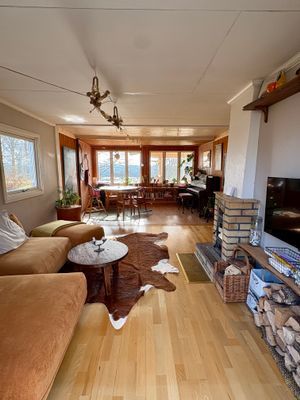 Stuga med sjöutsikt genom trädtopparna - Bild 16