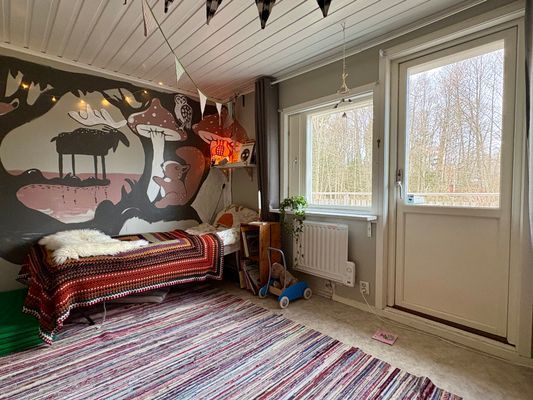 Stuga med sjöutsikt genom trädtopparna - Bild 11