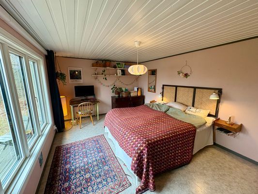 Stuga med sjöutsikt genom trädtopparna - Bild 8