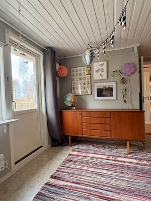 Stuga med sjöutsikt genom trädtopparna - Bild 12