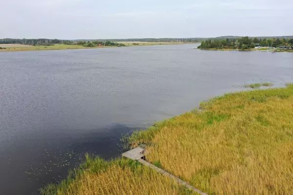 Sjötomt med privat brygga, roddbåt & solnedgång - Bild 7