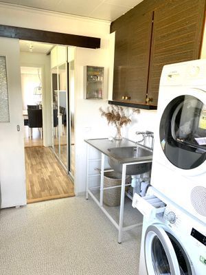 Tvättstuga med tvättmaskin och torktumlare