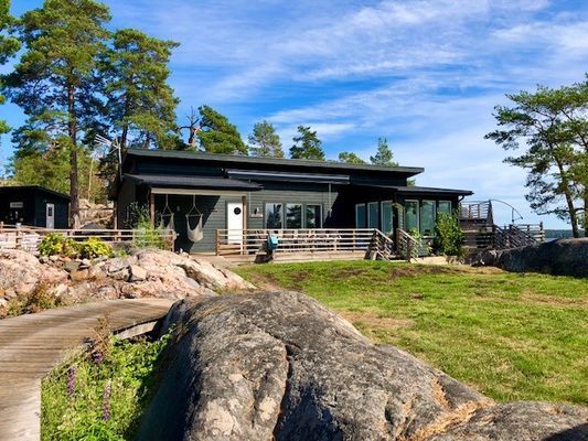 Idylliskt i skärgården med slående utsikt och pool - Bild 11