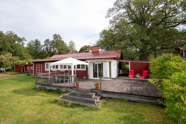 Sjötomt med privat brygga, roddbåt & solnedgång