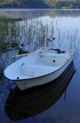 Inkluderad i hyran, Ryds 405 med elmotor. Det finns flytvästar att låna för barn och vuxna.