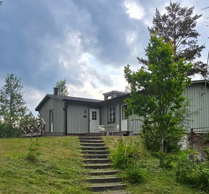 Hyr denna stuga i Eksjö på 136 m². 8-10 sängplatser. Från 9 000 kr per vecka. Se bilder och tillgänglighet här.