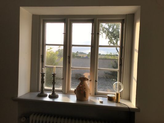 Vardagsrum fönster nr 2 mot innergård