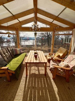 Bild 4 på Stuga med sjöutsikt genom trädtopparna