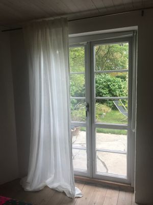 Terrassdörrr från sovrum 1 mot trädgården