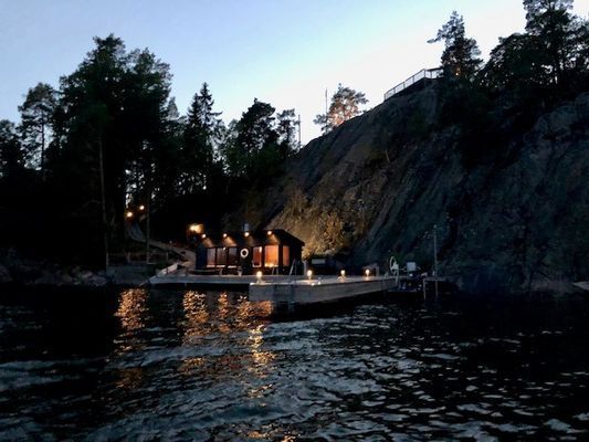 Idylliskt i skärgården med slående utsikt och pool