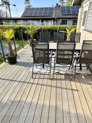 Kvällssol med grill och uppsikt över poolen.