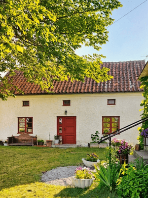 Kalkstenshus i vacker miljö!