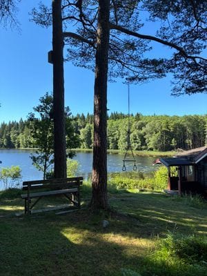 Hyr denna stuga i Färgelanda på 60 m². 3-4 sängplatser. 10 000 - 12 500 kr per vecka. Se bilder och tillgänglighet här.
