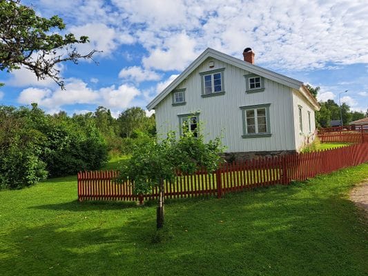 Charmig drängstuga från 1880 på hästgård - Orust - Bild 18