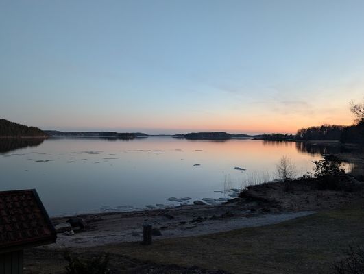 Hus med egen brygga, bastu och sandstrand. - Bild 8