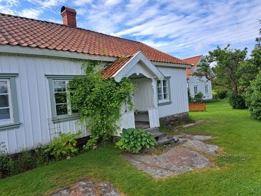 Hyr denna stuga i Orust på 55 m². 4 sängplatser. Från 14 500 kr per vecka. Se bilder och tillgänglighet här.