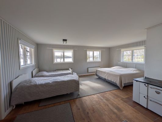 Hus med egen brygga, bastu och sandstrand. - Bild 30