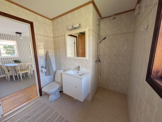 Hus med egen brygga, bastu och sandstrand. - Bild 32