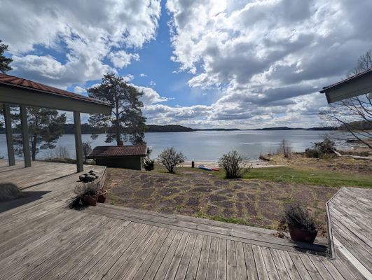 Hus med egen brygga, bastu och sandstrand.