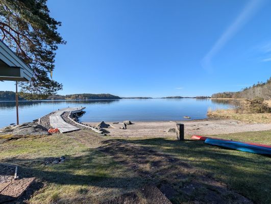 Hus med egen brygga, bastu och sandstrand. - Bild 16