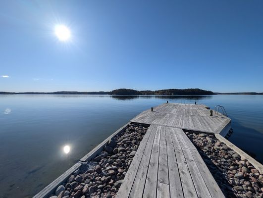 Hus med egen brygga, bastu och sandstrand. - Bild 18