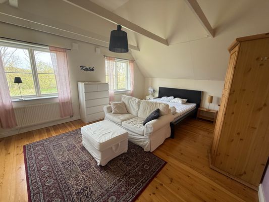 Hyr denna stuga i  på 15 m². 2 sängplatser. 2 900 - 4 900 kr per vecka. Se bilder och tillgänglighet här.