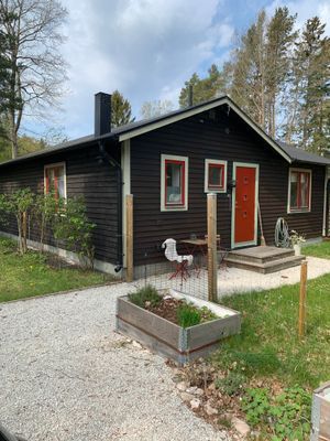 Hyr denna stuga i Gnisvärd på 62 m². 4-6 sängplatser. Från 9 900 kr per vecka. Se bilder och tillgänglighet här.