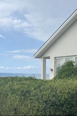 Hyr denna stuga i Båstad på 200 m². 10 sängplatser. 17 000 - 40 000 kr per vecka. Se bilder och tillgänglighet här.