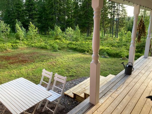 Ombonad stuga vid spår och sjö i Harsa - Bild 7