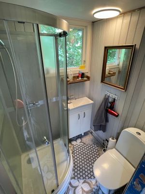 Charmigt torp på Tjörn med badtunna - Bild 14