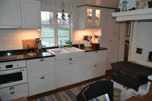 Charmigt torp på Tjörn med badtunna