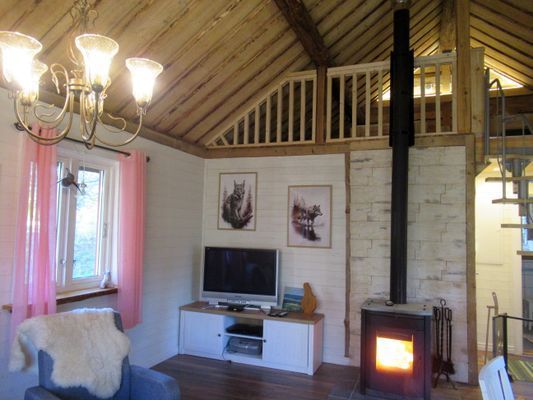 Vardagsrummet med kamin