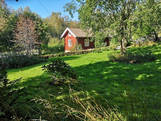 Charmigt torp på Tjörn med badtunna - Bild 6