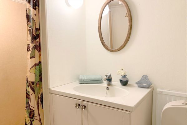 Charmigt torp | Vacker bondgård, nära sjön med båt - Bild 15