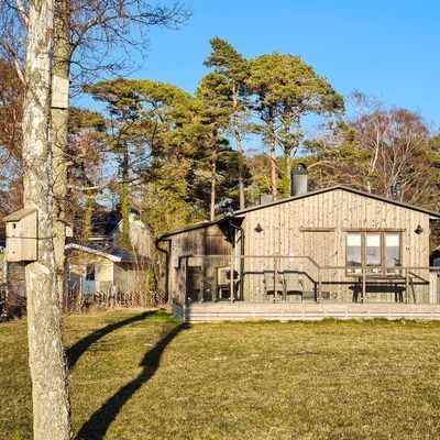 Träterrass med sol stor del av dagen