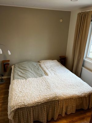 Sovrum 2 med dubbelsäng, 160 cm.