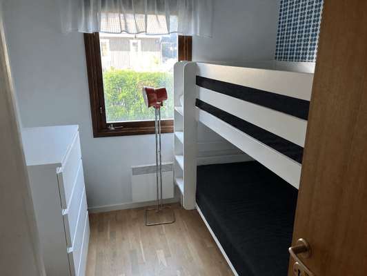 Fin väl planerad stuga med egen stor trädgård. - Bild 6