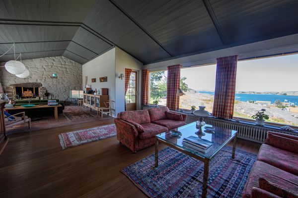 Hyr denna stuga i Fjällbacka på 263 m². 5 sängplatser. Från 19 000 kr per vecka. Se bilder och tillgänglighet här.
