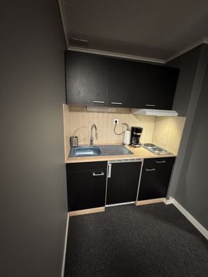 Hyr denna stuga i  på 25 m². 1-2 sängplatser. Från 3 500 kr per vecka. Se bilder och tillgänglighet här.