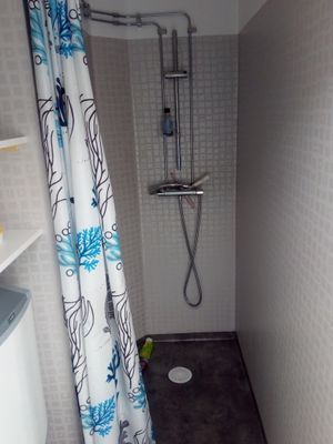 Hyr denna stuga i  på 50 m². 4 sängplatser. Från 7 000 kr per vecka. Se bilder och tillgänglighet här.