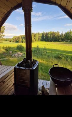 Modernt semesterhus med en mindre gäststuga.