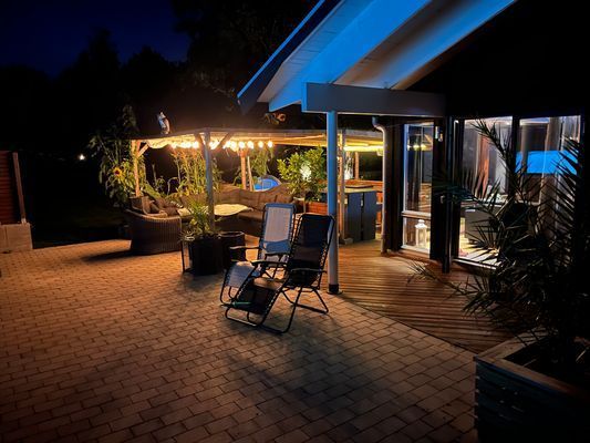 Hyr denna stuga i  på 200 m². 19 sängplatser. 25 000 - 50 000 kr per vecka. Se bilder och tillgänglighet här.