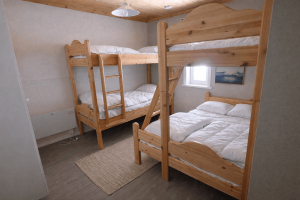 Extra sovrummet med en bred underbädd, 120 cm. Garderob.