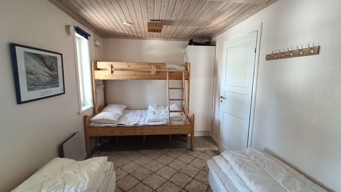 Stora sovrummet, bred undre bädd på våningssängen.