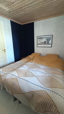 Lilla sovrummet med dubbelsäng 160 cm, går att placera som 2 enkelsängar.