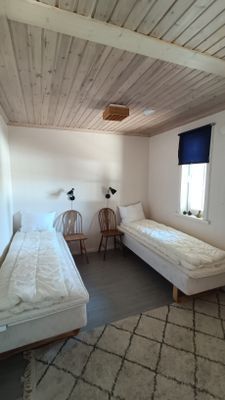 Stora sovrummet 2 enkelsängar eller ställ ihop till dubbelsäng.